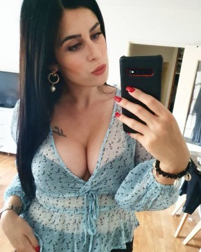 Sofia, 40, Italy