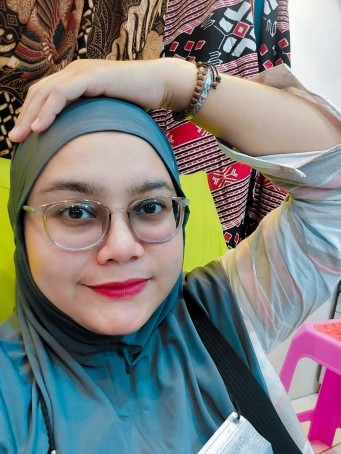 Dee, 40, Indonesia