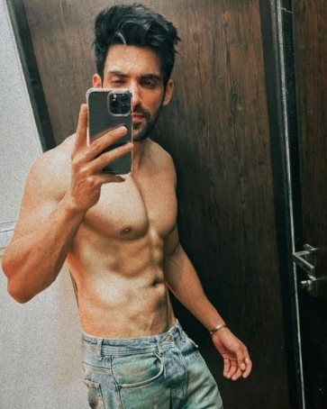 Lucas, 21, India