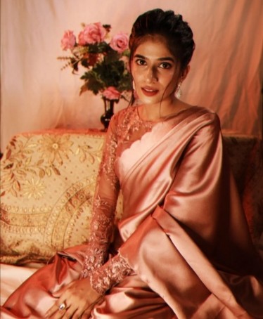 Roshana, 19, Sri Lanka