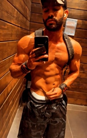 Miles, 35, Italy