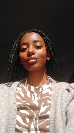 Lola, 19, Portugal