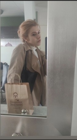 Hana, 18, Belgium