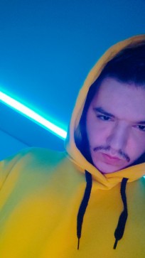 Le S, 23, Algeria