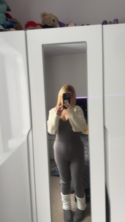KaylaaF, 18, United Kingdom