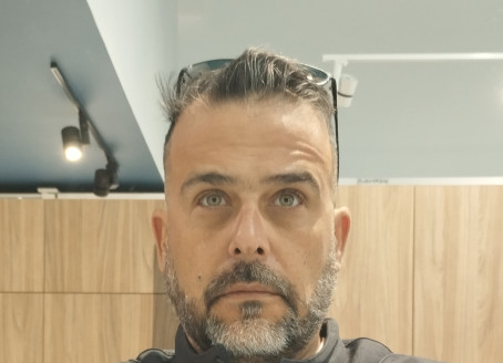 Richi, 45, Spain