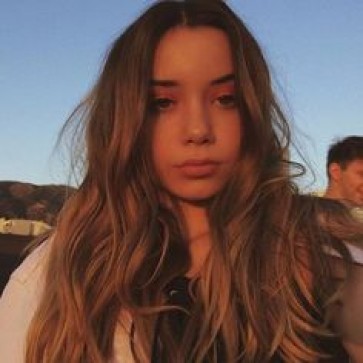 Mia, 18, United States
