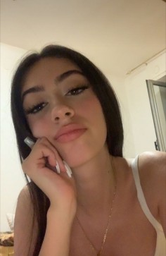 Lola, 19, United Kingdom