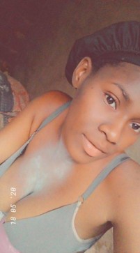 Monia, 23, Zimbabwe