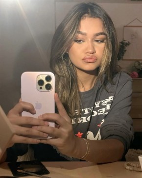 Bella, 21, United States