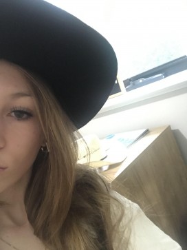 Mia, 18, Australia