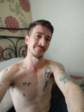 Davey Boi20, 40, United Kingdom