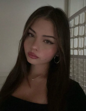 Mia, 18, France