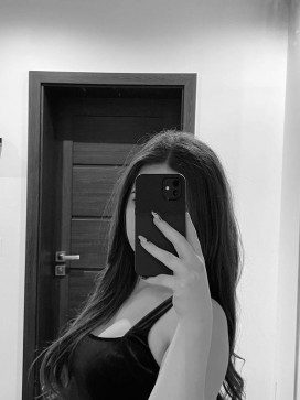 Mia, 18, France