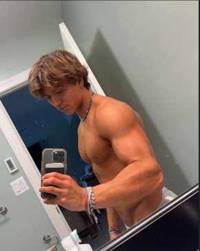 Yurr, 19, Canada