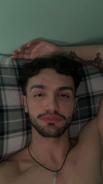 Yurr, 21, Canada