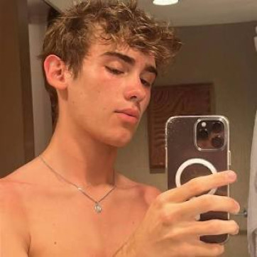 Revi, 19, United States