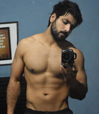 Sam, 25, India
