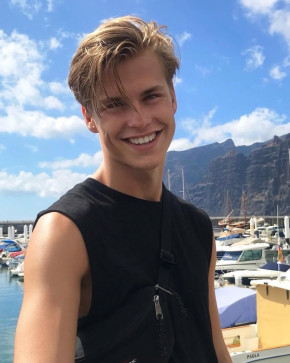 Arvid, 20, Sweden