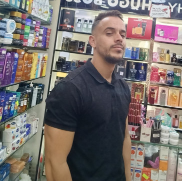 Laki Lok, 30, Algeria