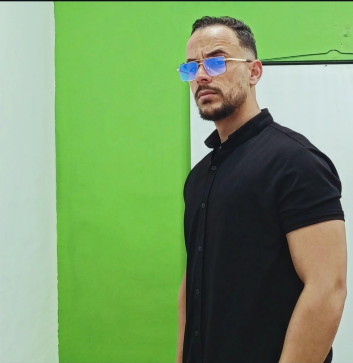 Laki Lok, 30, Algeria