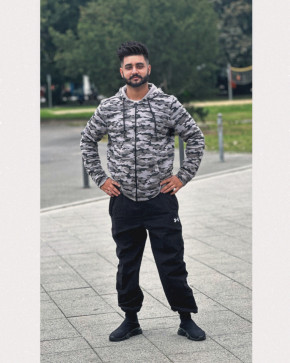 Navneet Pabla, 18, Portugal