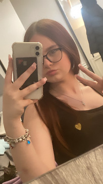 Mia, 18, Canada