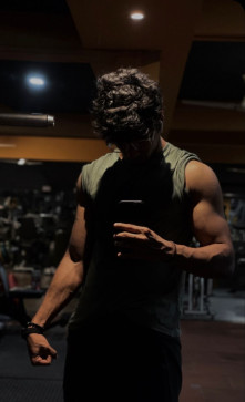 Saqi, 25