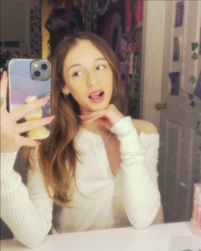 Bella, 18, Ireland