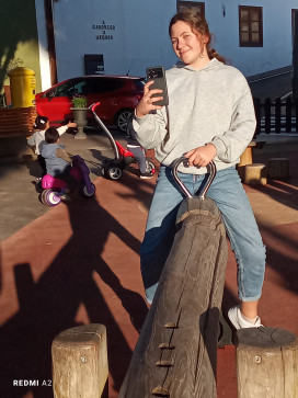 Laila, 19, Spain