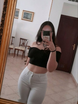 Nesrine, 22, Algeria