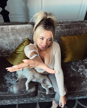 Olivia, 26, Canada