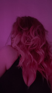 Pink , 22, North Macedonia