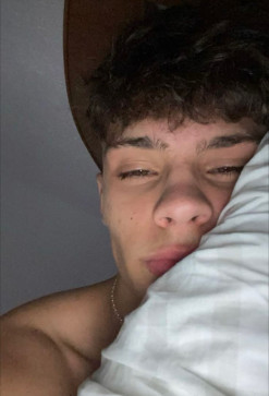 Ari, 22, Australia