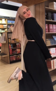Busty Bibliophile, 26, India