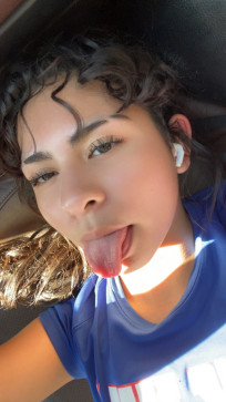 Ellie, 18, United States