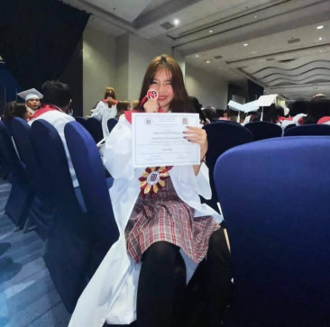 Lhyshyn Maxine, 18, Philippines