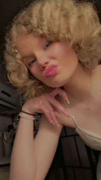Julia, 18, Germany