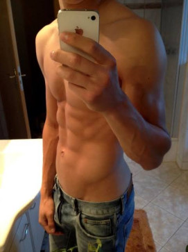 Kiloa, 25, United Arab Emirates
