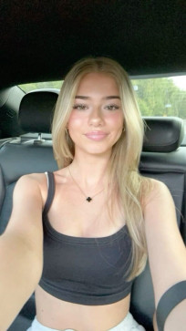 Isabella, 18, Canada