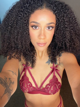 Victoria, 32, United States