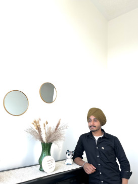 Navvi, 21, Canada