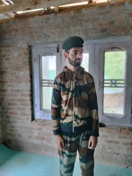 Clay, 19, India