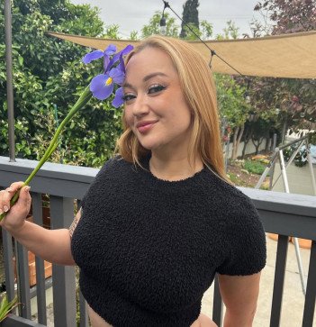 Dolly, 32, United States