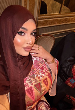 Amna, 23, Australia