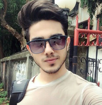 Max, 21, India