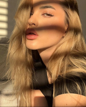 Nina, 19