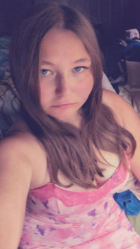 Ellie, 21, United States