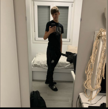 Popote, 20, Spain
