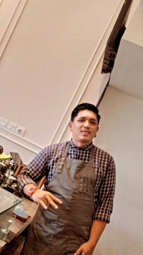 Tiwii Koswelow, 32, Indonesia